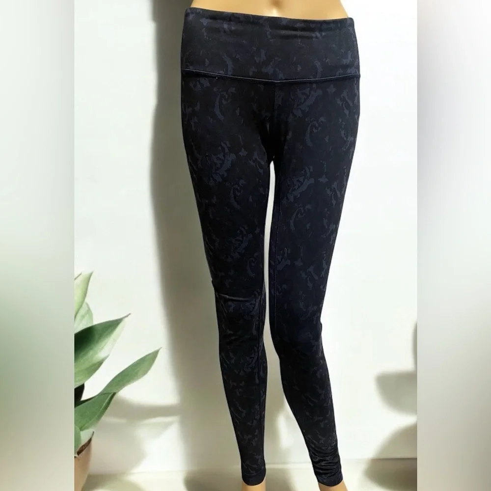 Lululemon Wunder Under pants, Beautiful Baroque Inkwell, size 6